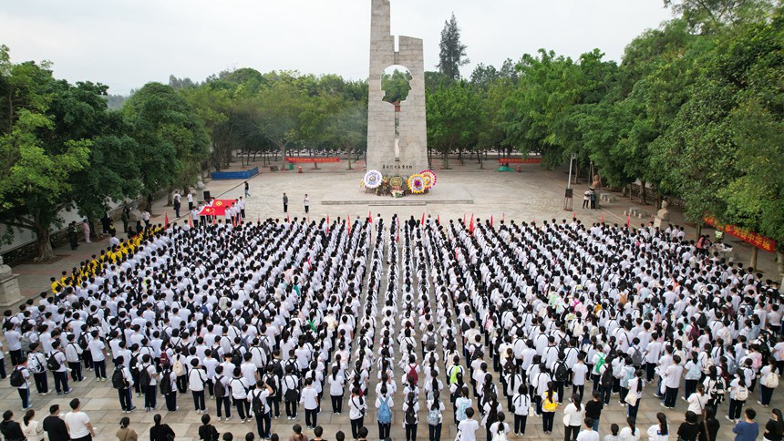 图为祭扫活动现场