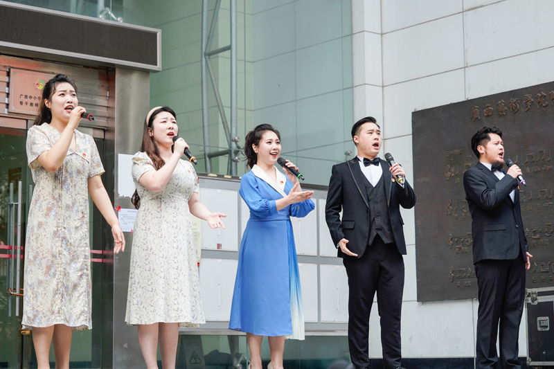 广西艺术学院音乐学院教师黄金与学生共同演唱陆华柏先生作曲的《故乡》