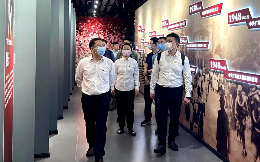 党员干部参观展厅。郭鲜明摄