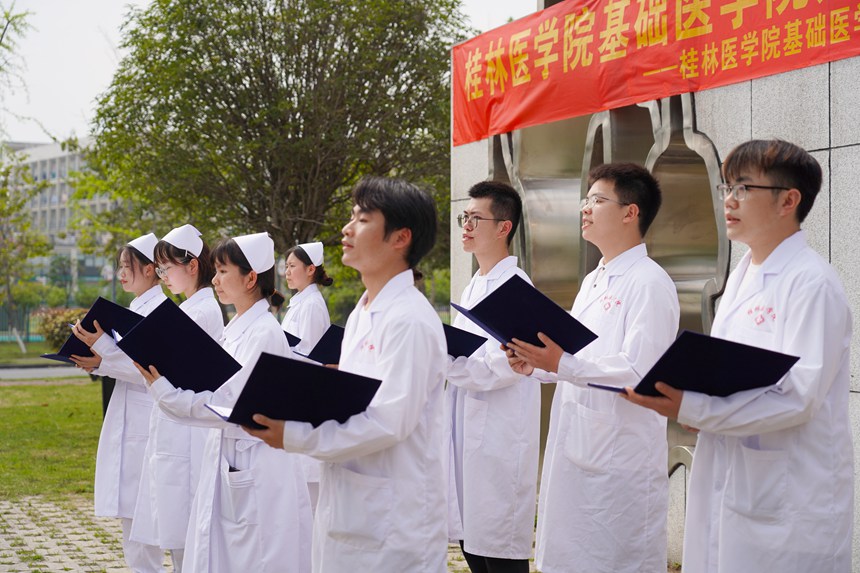 人文解剖社代表集体朗诵《无言良师》。李丽雯摄