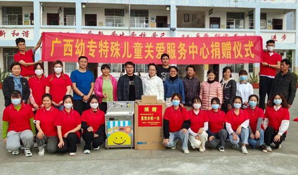 廣西幼兒師范高等專科學校為吉林村小學捐款活動。王金旭攝
