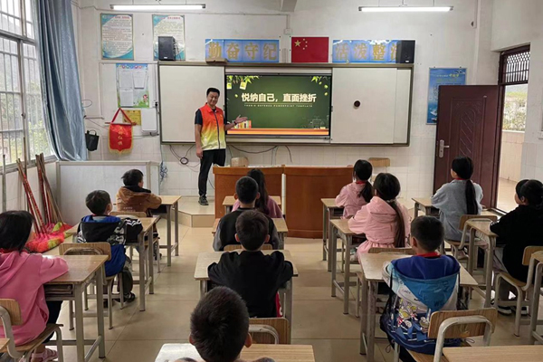 黃偉君在吉林村小學給留守兒童上心理健康服務輔導課。王金旭攝