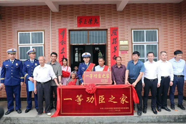 多部门联合“送奖到家”。广西交职院供图