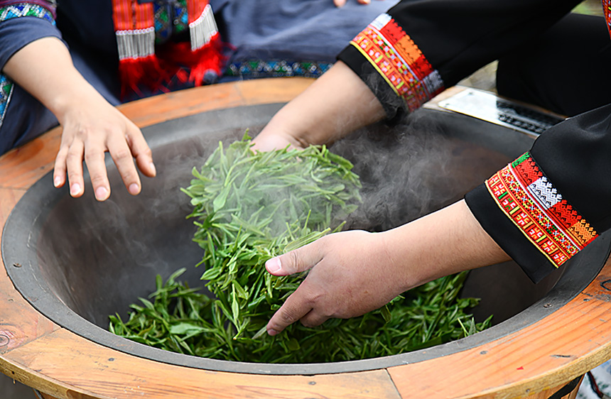 直播炒茶。