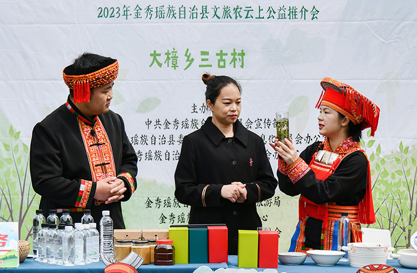 主播和“推薦官”在直播中講解大樟鄉茶葉的泡法。