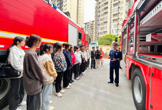 桂林师范高等专科学校师生“零距离”体验消防器材。蒋英摄