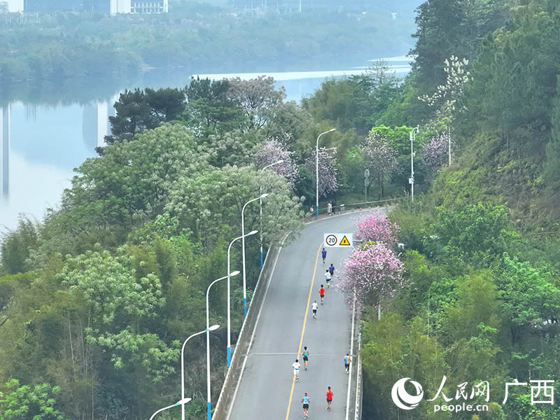 參賽選手在柳州環江濱水大道奔跑。人民網 付華周攝