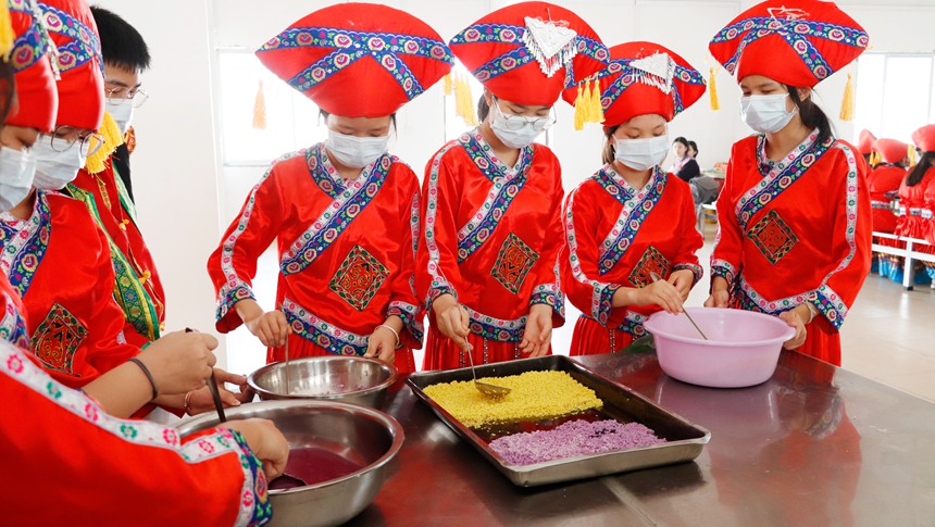 同學們正在制作民族美食
