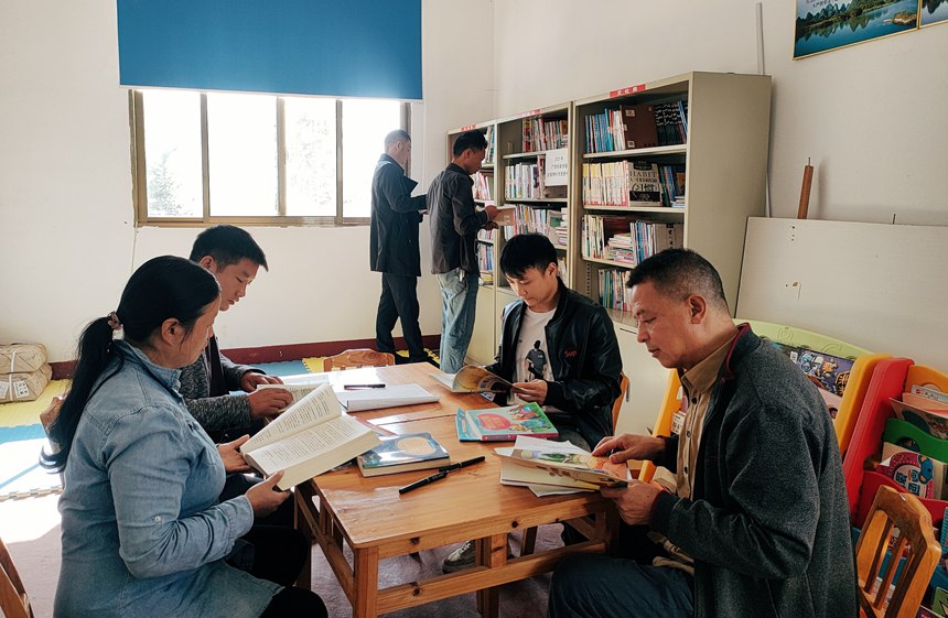 村民在农家书屋阅读科学种养书籍