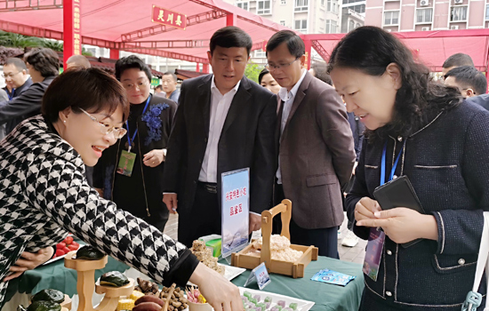 比赛现场的特色产品展示。周顺国摄