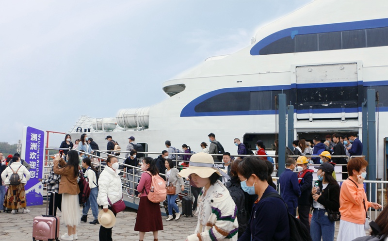 春运期间乘客搭乘北涠航线前往涠洲岛。花光霞摄
