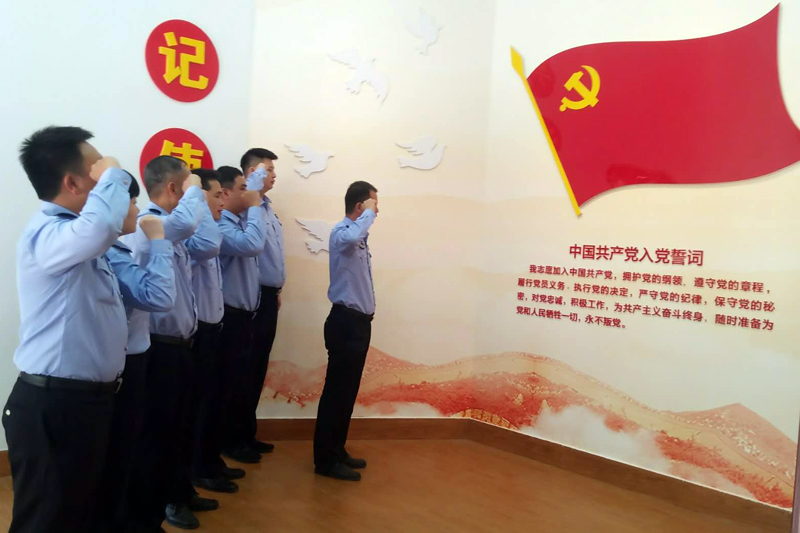 长洲派出所党员民警在长洲党史馆重温入党誓词。长洲派出所供图