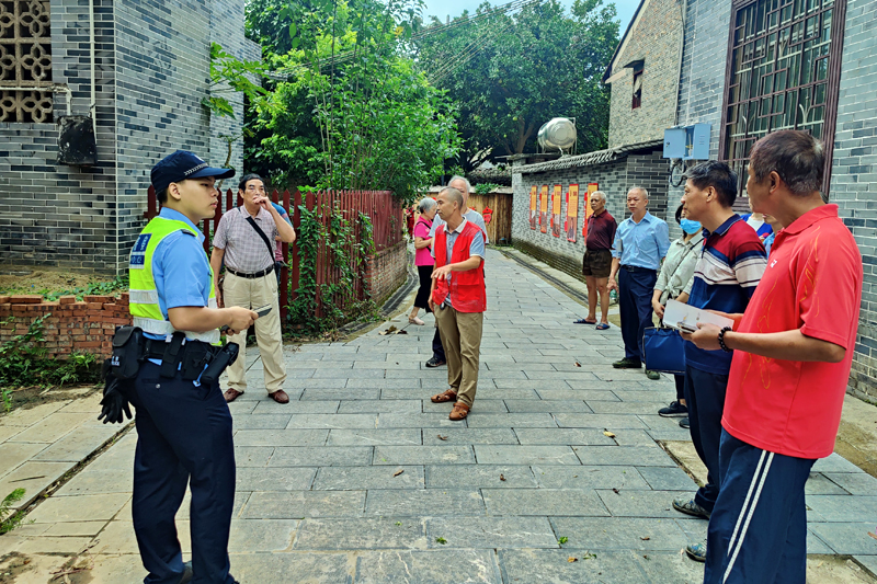 民警深入走访群众。长洲派出所供图