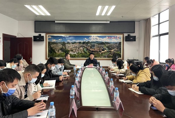 组织县民政系统学习《最低生活保障审核确认办法》等文件精神。德保县民政局供图