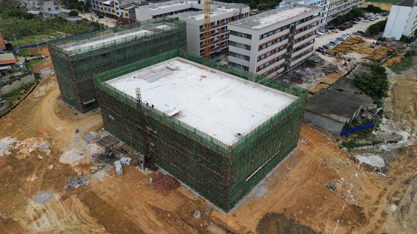 柳城初中部5#樓食堂主體結構封頂。中國一冶供圖
