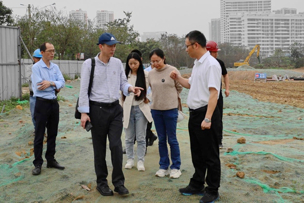 考察组考察冯家江湿地公园建设情况。邓惠摄