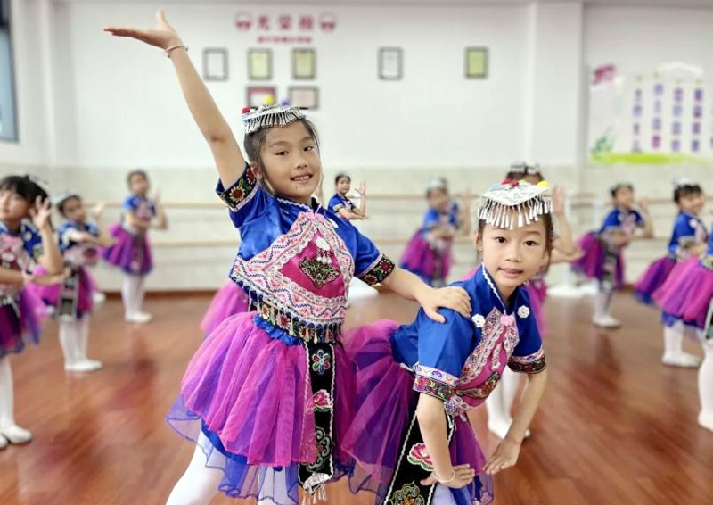 孩子们穿上民族服饰排练节目。明天学校供图