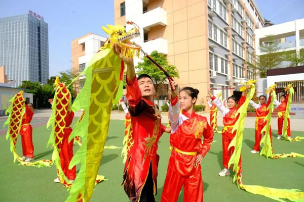 师生积极筹备庆祝“壮族三月三”各项活动。龙腾路小学供图