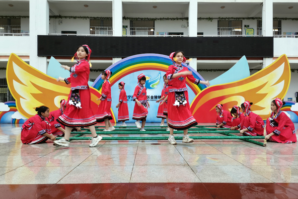 举办民族运动会。金陵镇中心小学供图