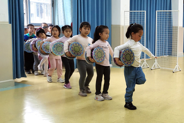 排练壮乡舞蹈。南宁市第二幼儿园供图