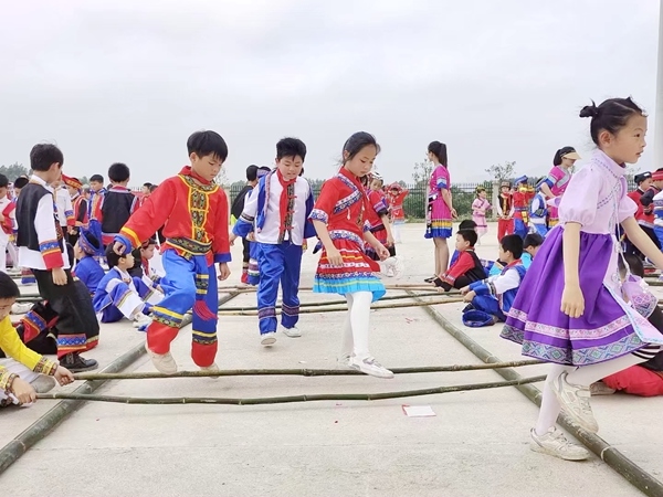 学生跳竹竿舞。唐坚摄 