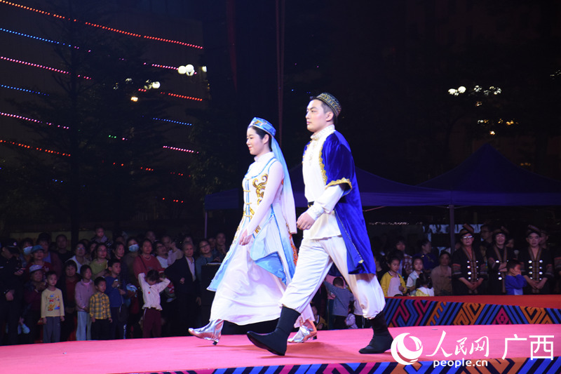回族服装秀。人民网 王功孝摄
