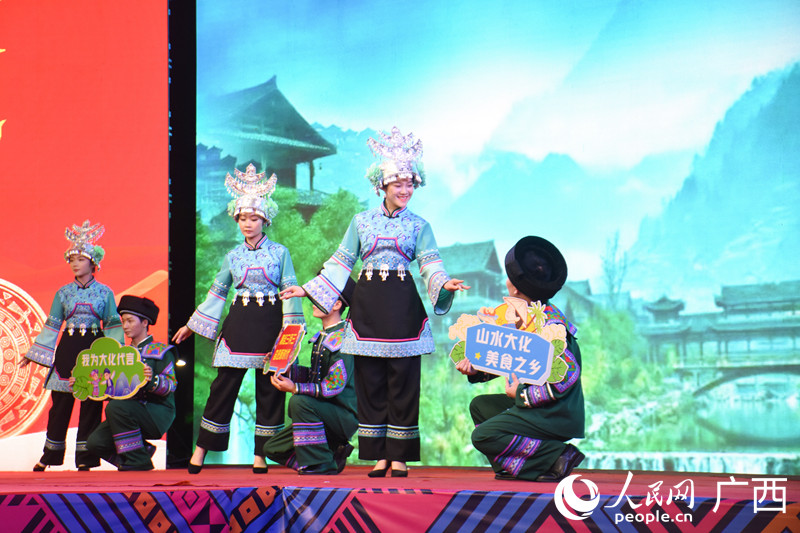 水族服装秀。人民网 王功孝摄