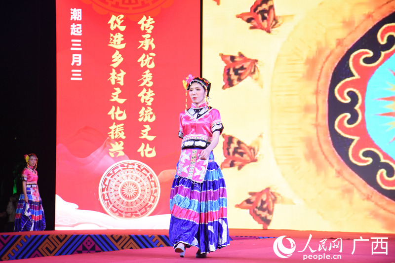 彝族服装秀。人民网 王功孝摄
