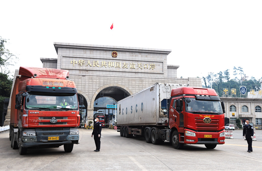 在友谊关口岸，友谊关边检站移民管理警察引导车辆正常通行。陈荣佳摄