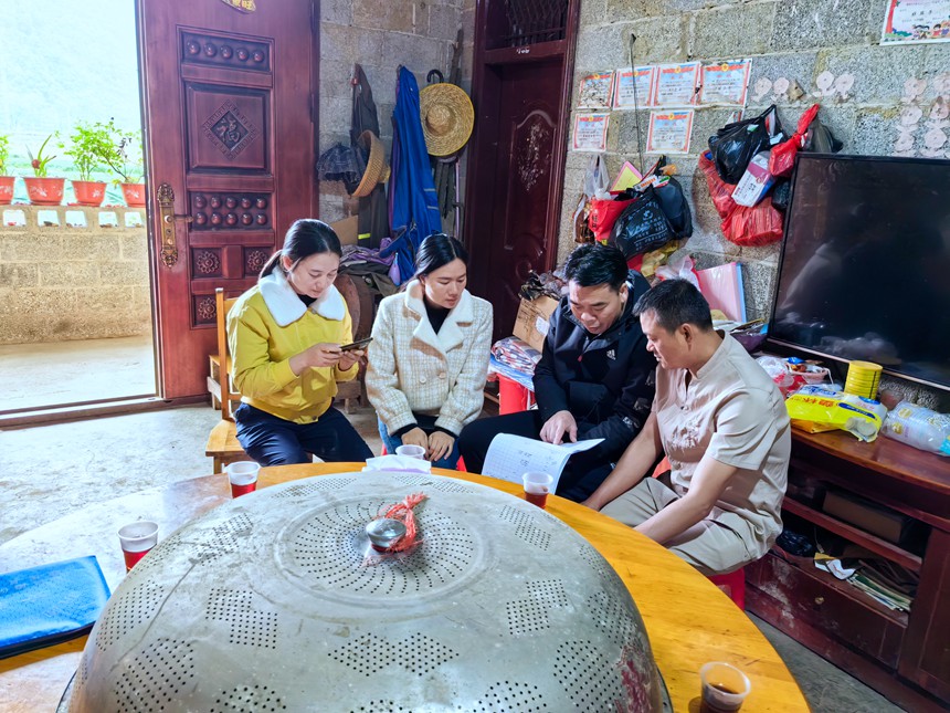 德保县公安局党委委员、副政委覃斯堃（右二）率督察组深入脱贫户家中开展督察。黄暖摄