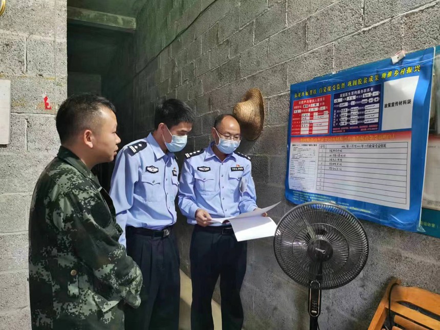 德保县公安局党委副书记、政委占斌（中）率督察组开展督察工作。李燕玲摄