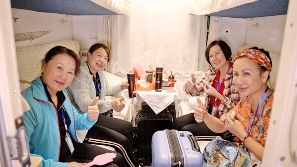 旅客在車廂合照留念。梁源嵩攝