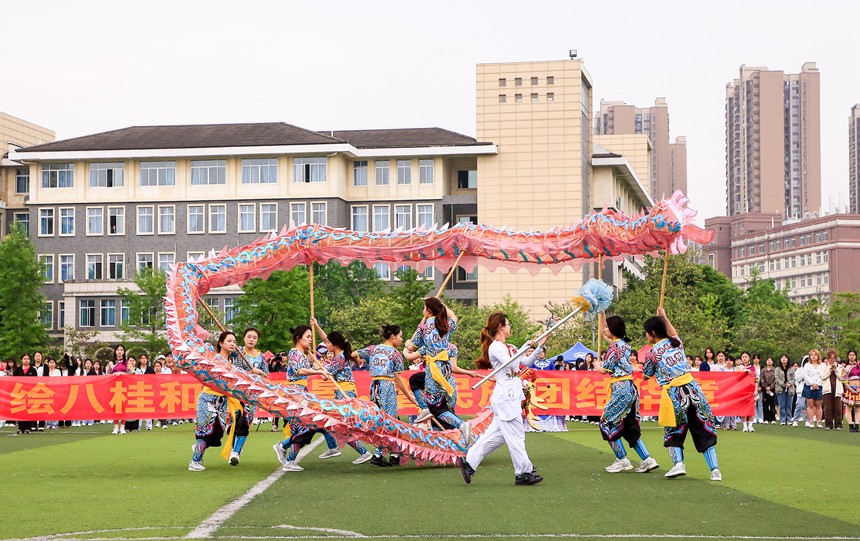 舞龙表演。桂林医学院供图
