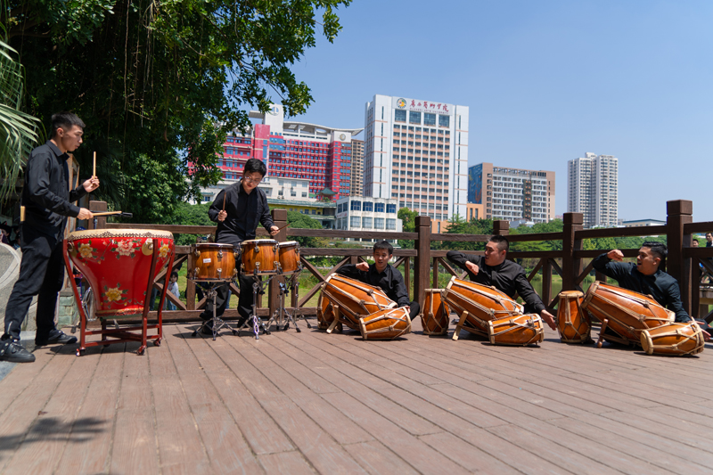 打击乐合奏《印尼Kendang鼓与中国鼓》。