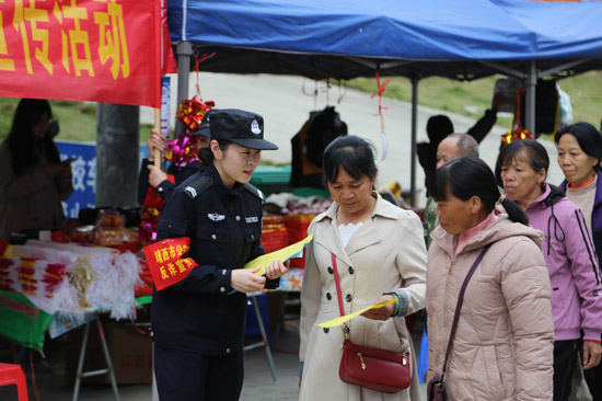 靖西警方深入村街開展電信網絡詐騙防范宣傳活動連日來，靖西市公安局反詐宣傳員主動作為，巧借時機深入村街開展電信網絡詐騙防范宣傳活動，得到廣大群眾的歡迎……【詳細】 