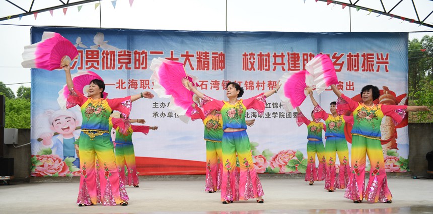 石湾阳光舞蹈队《美丽中国》。李海华摄