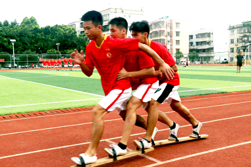 民族体育运动会《三人板鞋竞走》。廖超文摄