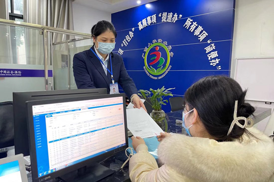 窗口工作人员为群众办业务。摄影者：苏亚莉