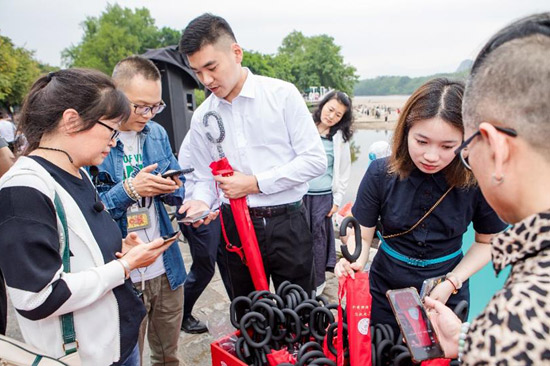 活动现场,前来扫码领伞的市民和游客络绎不绝。民生银行南宁分行供图
