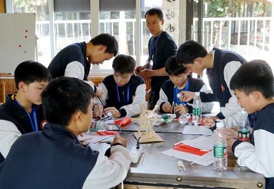 县外学子到灌阳开展研学实践——探究水车的制作方法。