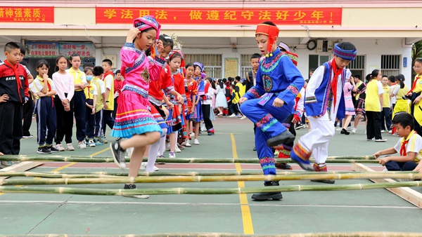 图十：4月18日，浦北县实验小学三、四年级同学跳起了欢快的竹竿舞。.jpg