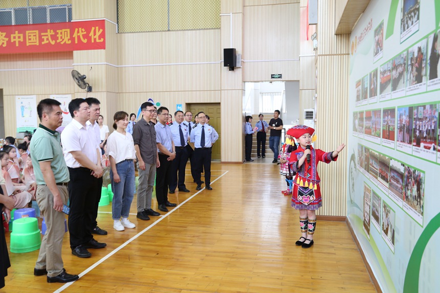 图为广西税务携手教育、司法、学校等多部门在柳州市柳邕路第一小学参观青少年税收普法展览。熊奕峰摄