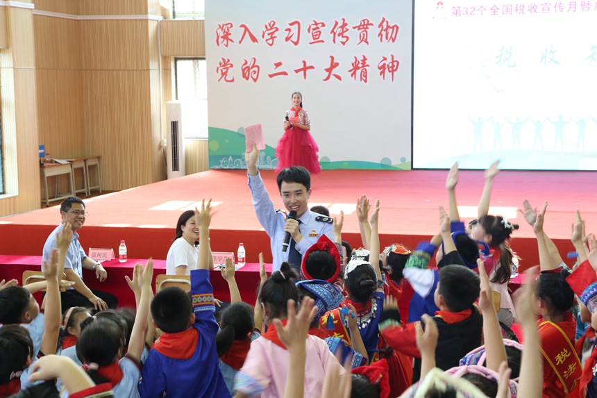 图为广西税务部门在柳州市柳邕路第一小学开展青少年税收普法专题活动，同学们踊跃参与税收知识抢答。  熊奕峰  摄1