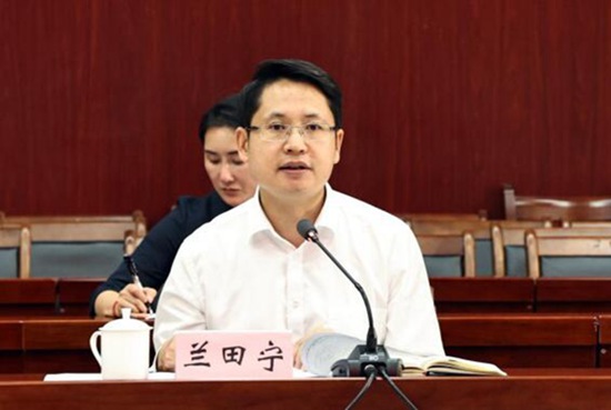 西林县委书记兰田宁讲话。右江民族医学院供图