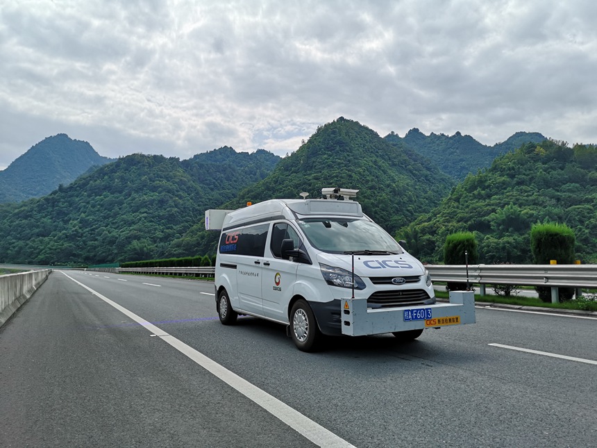 图为智能检测车检测高速公路路况数据