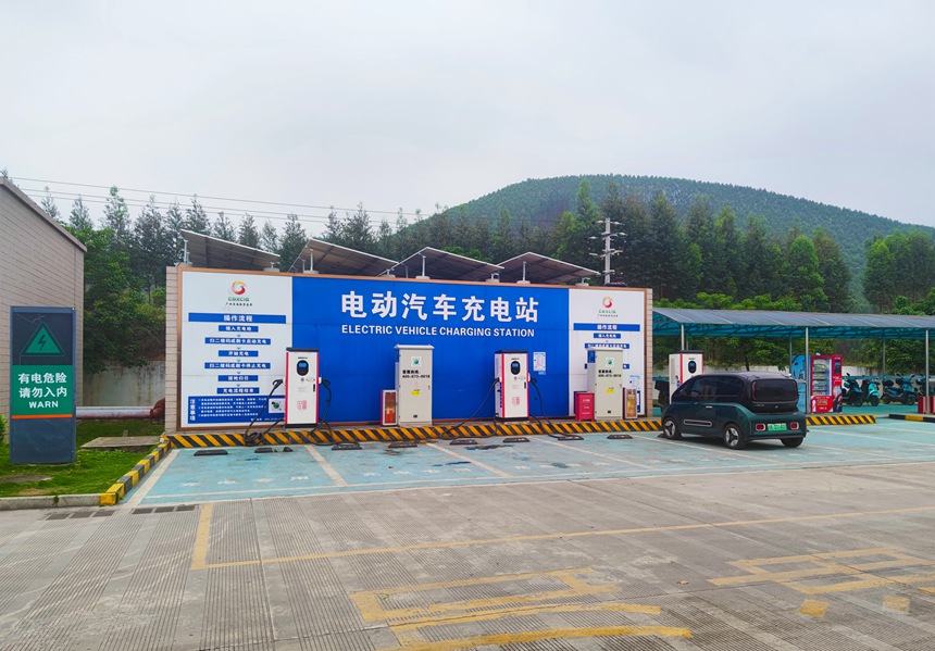 图为柳州至南宁高速公路来宾服务区充电桩设施