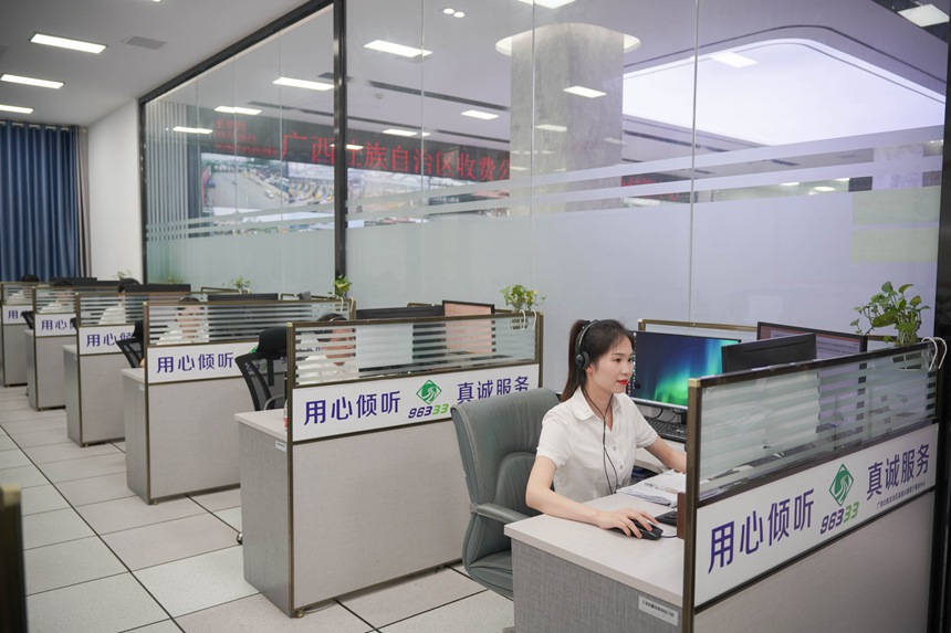 图为96333客服中心客服人员为司乘人员提供电话服务