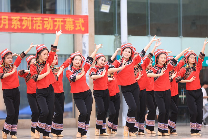 右江民族医学院艺术团表演民族舞蹈《弥漫山歌》。吴宇摄