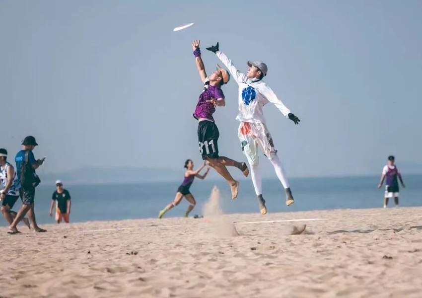 沙滩飞碟比赛现场。陈伟恒摄