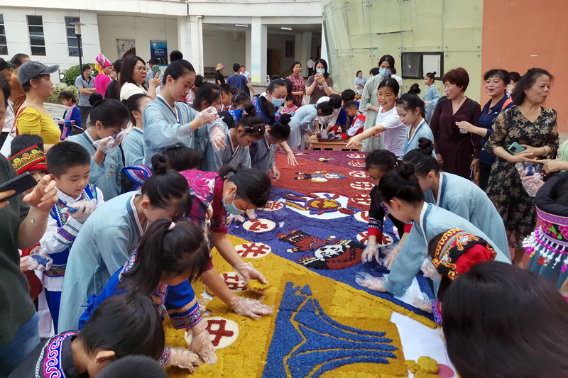 用彩色糯米饭绘制了民族团结和美画卷。南宁市妇女儿童活动中心提供